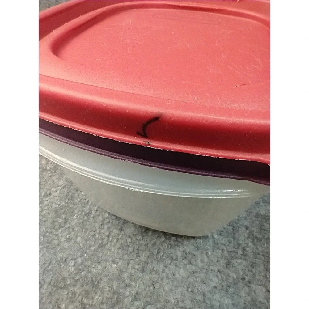 Rubbermaid TakeAlongs 7 Cup Square Food Storage Container with Red Purple Lids‎